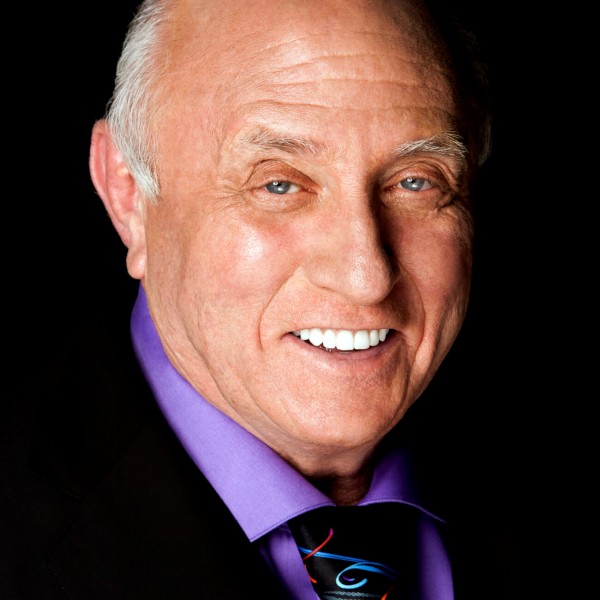 Porträt von Dr. Richard Bandler auf schwarzem Hintergrund